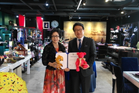 왼쪽부터 영도벨벳 류병선 회장, 경상북도문화콘텐츠진흥원 김준한 원장이 기념촬영을 하고 있다.
