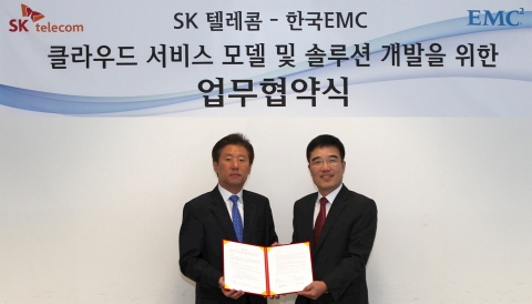원성식 SK텔레콤 솔루션사업본부장과 정교중 한국EMC 부사장이 협약서를 교환하고 있다.