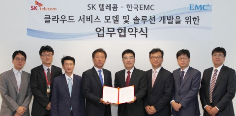 SK텔레콤과 한국EMC는 클라우드 서비스 모델 마련 및 솔루션 개발 협력을 위해 전략적 제휴를 체결하고 유기적인 협업을 통해 관련 시장을 적극 공략할 것이라고 28일 밝혔다.