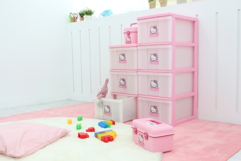 아이리스코리아는 새학기를 맞아 헬로키티 수납용품 기획전을 진행한다.