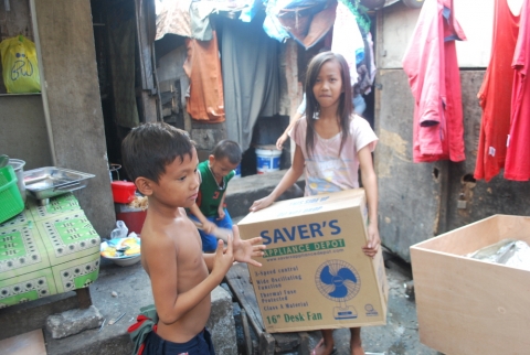 월드쉐어가 필리핀 빈민촌에 선풍기 120대를 지원한다.