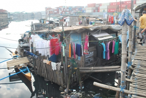 월드쉐어가 필리핀 빈민촌에 선풍기 120대를 지원한다.