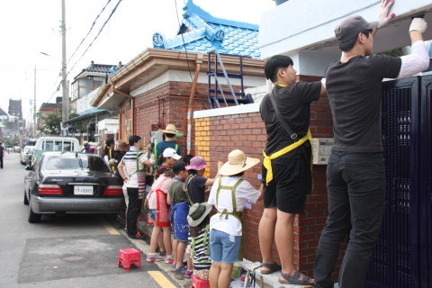 한국보건복지인력개발원 경인사회복무교육센터와 수원시종합자원봉사센터는 8월 30일 수원시 지동 일대에서 벽화그리기 봉사활동을 펼쳤다.