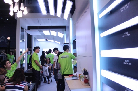 솔라루체는 리모델링이나 인테리어에 관심이 큰 관람객들을 대상으로 LED 조명 설치에 대한 전문적인 컨설팅을 진행하고 있다.