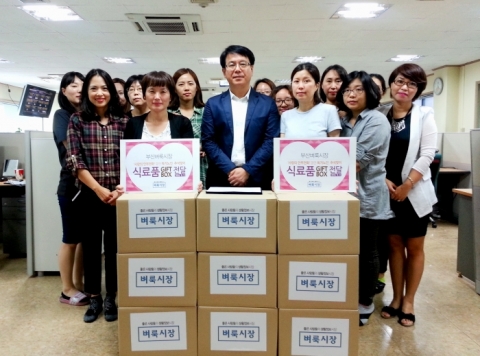 사랑의 안부전화에 참여하고 있는 부산벼룩시장 고객센터 텔레마케터들이 민족 대명절, 추석을 맞이하여 결연을 맺은 30여명의 어르신들을 위해 식료품을 포장하고 손편지를 쓰는 시간을 가졌다.