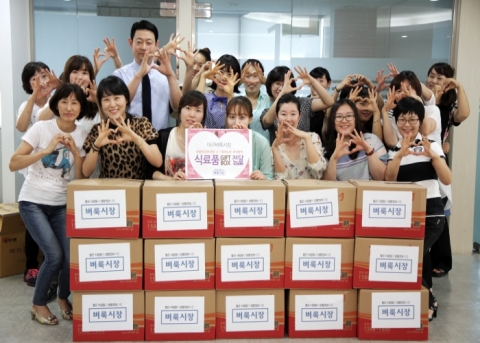 사랑의 안부전화에 참여하고 있는 대구벼룩시장 고객센터 텔레마케터들이 민족 대명절, 추석을 맞이하여 결연을 맺은 20여명의 어르신들을 위해 식료품을 포장하고 손편지를 쓰는 시간을 가졌다.