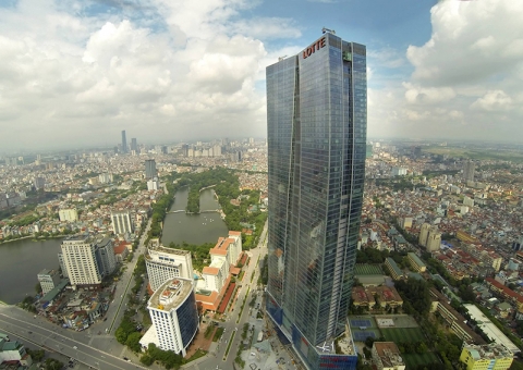 롯데건설이 현지시간 2일 베트남 수도 하노이에서 65층 규모의 초대형 건축물인 롯데센터 하노이를 건립했다.