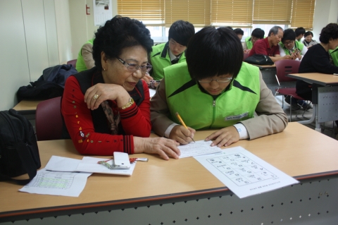 동명대 남구노인복지관은 부산항만물류고 학생들은 9월 12일 오후2시 남구노인복지관에서 어르신 20여명을 대상으로 스마트폰 사용법 설명 봉사를 한다.