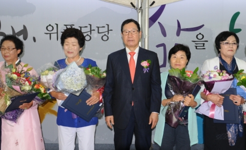 대한민국 문해의 달 선포식에 참석한 이규택 한국교직원공제회 이사장(사진 중앙)이 전국 성인문해교육 시화전에서 선정된 우수작품에 대한 시상을 마치고 수상자들과 함께 하고 있다.