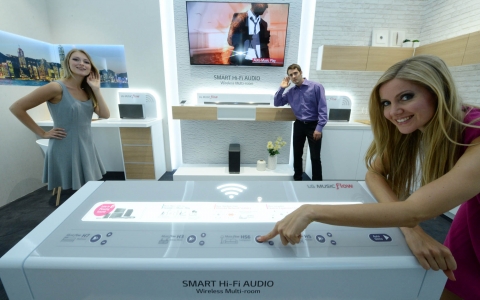 LG전자가 5일부터 10일까지 독일 베를린에서 열리는 IFA 2014 전시회에서 유럽스마트 하이파이 오디오 뮤직 플로우를 전시했다. 모델이 LG전자 전시부스에서 제품과 함께 포즈를 취하고 있다.