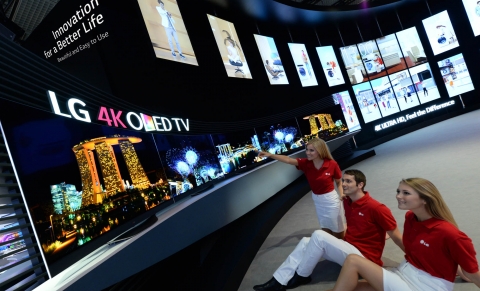 LG전자가 5일부터 10일까지 독일 베를린에서 열리는 IFA 2014 전시회에서 가변형 올레드 TV를 전시했다. LG전자 부스에서 모델들이 가변형 올레드 TV를 보고있다.