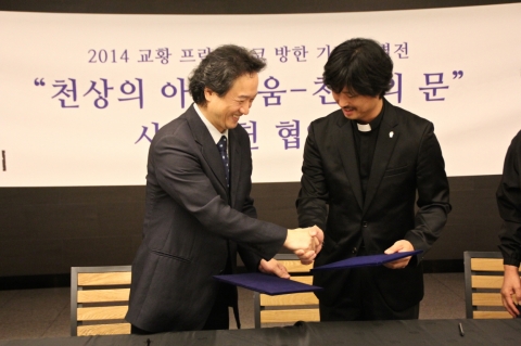 (재)바보의나눔과 천국의 문 전시 추진위원회가 사회공헌 협약식을 진행하고 있다. (왼쪽부터 천국의 문 전시 총감독 유근상, (재)바보의나눔 사무총장 민경일)