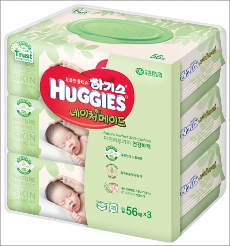 유한킴벌리가 대전공장 내의 하기스 아기물티슈 생산 공정 전체를 고객에게 투명하게 공개한다.