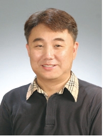 건국대 글로컬문화전략연구소 이병민 교수팀(사진)과 서울시립대 아시아팝컬쳐연구단 장원호 교수팀 합동연구단이 한국연구재단이 지원하는 한국사회과학연구지원의 제2단계 중형과제에 선정됐다.