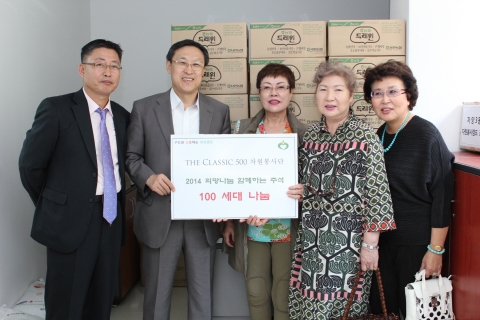 건국대학교 법인이 운영하는 프리미엄 시니어타운 더 클래식 500 자원봉사단은 명절이 더욱 외로운 소외된 이웃에게 풍성한 한가위의 정을 나누고자 자양 3동 주민센터에 곡물 100세트를 전달했다고 11일 밝혔다.