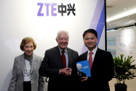 카터 전 대통령이 그의 저서 행동의 부름(A Call to Action)을 ZTE 선임 부사장 아담 증(Adam Zeng)에게 선물하고 있다.