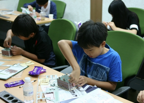 건국대 박물관의 서북학회 회관에서 독립지사를 만나다 프로그램에 참가한 중학생들이 13일 건국대박물관에서 서북학회 회관 건물의 3D 모형 조립에 열중하고 있다.