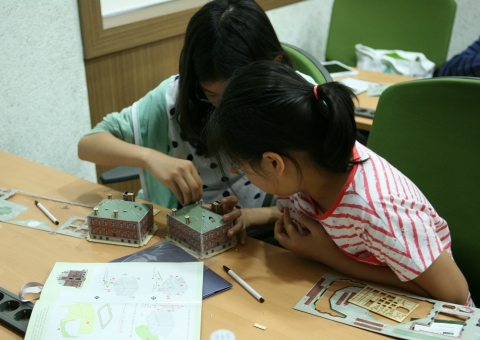 건국대 박물관의 서북학회 회관에서 독립지사를 만나다 프로그램에 참가한 중학생들이 13일 건국대박물관에서 서북학회 회관 건물의 3D 모형 조립에 열중하고 있다.