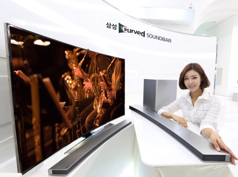 삼성전자가 세계 최초 TV 매칭 곡선형 오디오인 삼성 커브드 사운드바(HW-H7501)를 국내 시장에 선보인다. 삼성 커브드 사운드바는 삼성 커브드 TV의 곡률과 동일한 4200R로 디자인을 적용해 삼성 55형과 65형 커브드 UHD TV와 완벽한 조화를 이루는 제품으로, 15일부터 예약 판매를 시작한다.