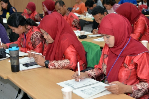 말레이시아, 인도네시아, 필리핀에서 온 현직 교사 47명이 한국 학생들을 가르친다.