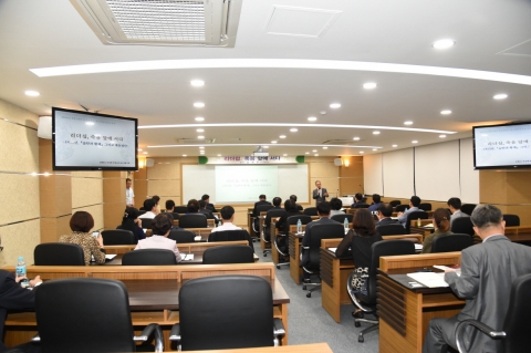 동명대는 김형오 전 국회의장을 초청해 국제최고경영자과정 특강을 가졌다.