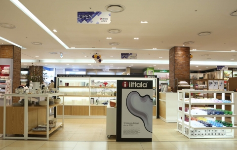 스칸디나비안 라이프스타일 브랜드의 정수 이딸라(iittala)가 18일 롯데백화점 영등포점에 단독 매장을 열었다.