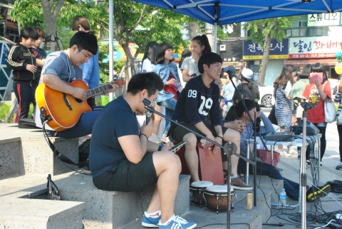 학산종합사회복지관은 풍남문 광장에서 평화마을장터를 개최한다.