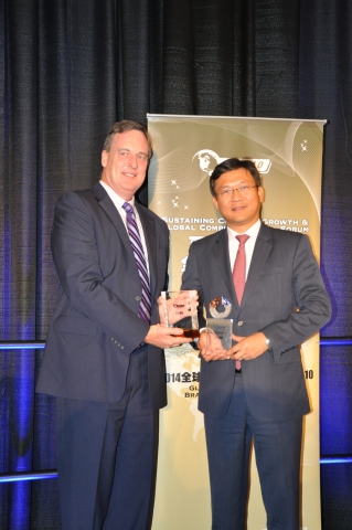 리씬 쳉(Lixin Cheng, chairman) 회장 겸 ZTE USA 사장이 ‘2014 국제 경쟁력 브랜드 - 중국 톱10’ 업체에 선정되어 상을 수상하고 있다.