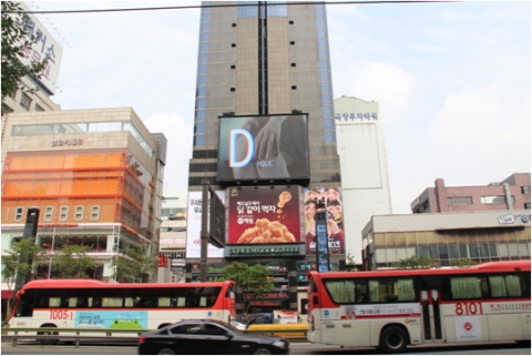 강남 한복판 롯데시네마 대형 전광판에 올라온 영상이 SNS상에서 화제가 되고 있다.
