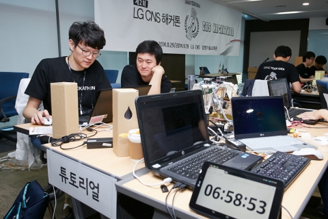 도전과 실험 정신을 주제로 개최된 LG CNS 해커톤에 참가한 튜토리얼팀이 오전 7시 과제 제출 마감을 1분 여 앞두고 전일 오전 9시부터 22시간째 개발 중인 프로그램의 최종 테스트를 수행 중이다. 이 팀은 스마트폰의 이미지를 3D 형태로 출력하는 프로그램과 3D 프린터를 개발했다.