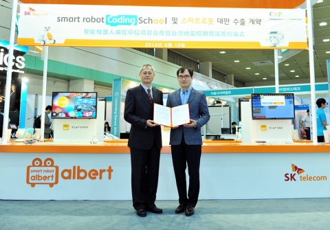 SK텔레콤이 대만 스마트앱세서리 유통전문 기업인 CnP Advisory International사와 스마트로봇 및 스마트로봇을 활용한 코딩스쿨 수출 판매계약을 체결했다. (사진왼쪽부터 CnP Advisory International 웨슬리 왕 대표, SK텔레콤 박철순 컨버전스 사업본부장)