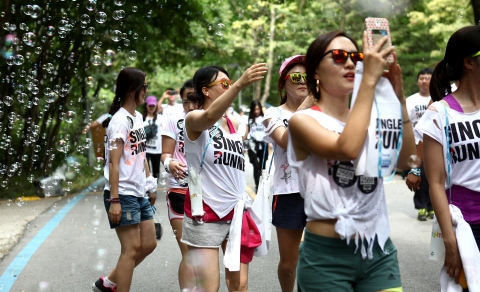 21일 과천 서울대공원에서 열린 러닝 페스티벌 싱글런에 매력적인 싱글 남녀 5천 여명이 몰려 성공적으로 막을 내렸다.