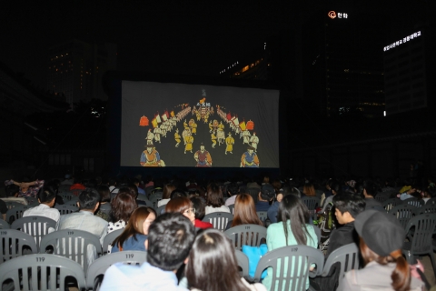 한국문화재재단은 궁중문화축전 기간 동안에 덕수궁에서 3D 영화 의궤를 상영한다.