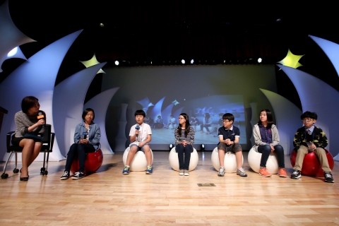 21일 경기도 분당 한국 잡월드 나래울극장에서 열린 2014 청심ACG역사,수학대회 시상제에서 수상 학생들이 대회를 참여하면서 느꼈던 점과 성장한 내용을 나누고 있다.