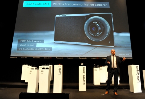 세계에서 가장 슬림한 커뮤니케이션 카메라 LUMIX DMC-CM1 (1인치 고감도 MOS 센서와 고품질 사진을 위한 Android(TM) v4.4 및 High-Speed LTE를 적용한 LEICA DC 렌즈 장착(*1인치 센서를 장착한 디지털 카메라로서. 2014년 9월 15일 현재)