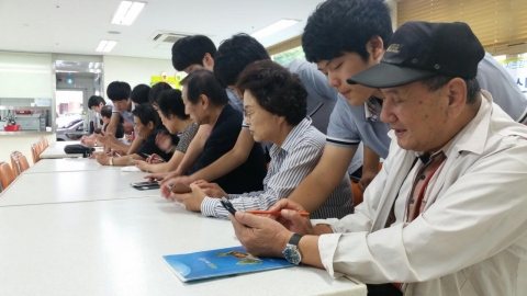 부산항만물류고등학교 학생들이 어르신들을 대상으로 스마트폰사용법을 설명해드리는 봉사를 지속하고 있다.