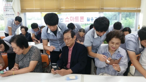 부산항만물류고등학교 학생들이 어르신들을 대상으로 스마트폰사용법을 설명해드리는 봉사를 지속하고 있다.