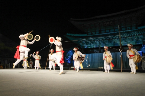 한국문화재재단은 문화체육관광부 후원으로 궁중문화축전 기간 동안 흥례문 광장에서 광화문 전통놀음을 개최한다.