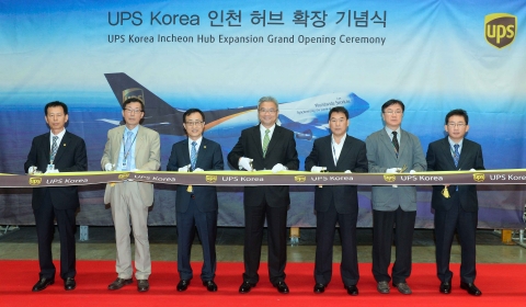 왼쪽부터 UPS 인천공항 지점장 이희재, 외항사 터미널주식회사 박용운 사장, UPS Korea 나진기 사장, UPS 북아시아지역 사장 콱키 렁, 인천공항세관 수출입 통관국장 윤이근, 서울지방항공청 공항지원 과장 권순호, 인천공항공사 항공마케팅처장 김권용