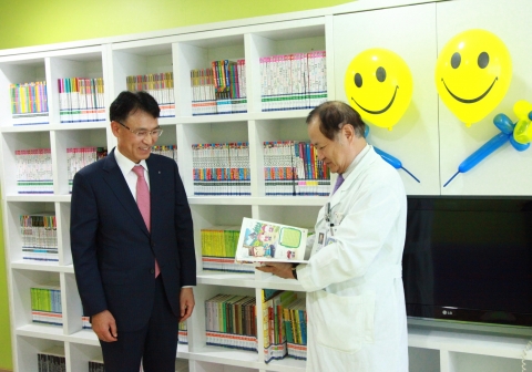 건국대병원은 병원에서 치료를 받고 있는 환아들에게 책 읽는 즐거움을 주기 위해 어린이병동에 어린이 도서관을 개관하고 23일(화) 현판식을 가졌다.