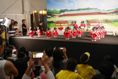 4대궁과 종묘, 광화문, 한양도성 등에서 열리는 2014 궁중문화축전 마지막 주말인 27일과 28일에 다채로운 행사들이 개최된다.
