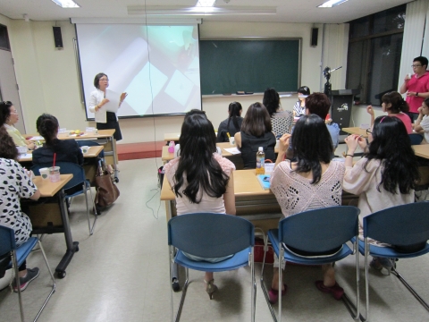 2014년도 네일아트 국가자격증 필기시험이 11월 16일로 확정되면서 미용사(네일) 자격증을 준비하는 수험생들의 움직임이 바빠지고 있다.