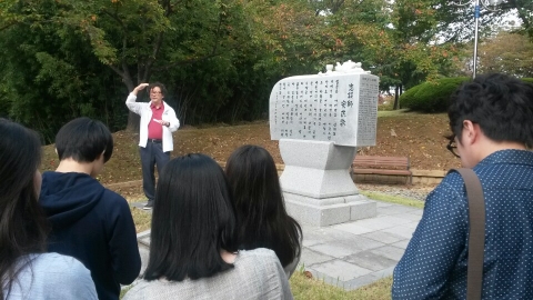 동명대가 독서의 달을 맞아 26일 재학생 11개팀 37명을 대상으로 경북 경주시 동리목월문학관에 문학탐방을 무료로 시행했다.