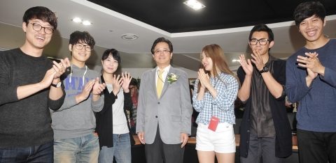 건국대는 대학교육의 질적 개선을 유도하기 위해 학생들의 강의평가 결과를 토대로 강의평가 우수 교수 12명을 선정, 지난 24일  서울 광진구 능동로 건국대 행정관에서 ‘2014년도 1학기 강의평가 우수 교수•강사(베스트 티처) 시상식’을 개최했다. 건국대 행정관에서 열린 시상식에서 베스트티처 3관왕에 오른 공과대학 김화중 교수(융합신소재공학, 가운데)가 학생들로부터 축하를 받고 있다.