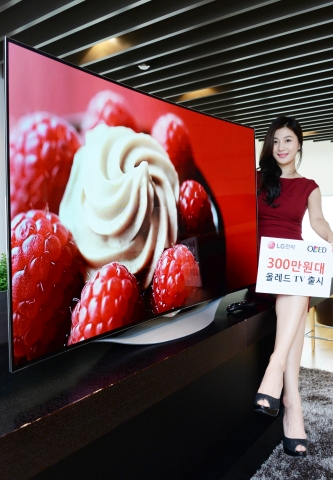 LG전자가 300만원대 올레드TV를 국내 시장에 출시한다. 여의도 LG트윈타워에서  모델이 제품과 함께 포즈를 취하고 있다.
