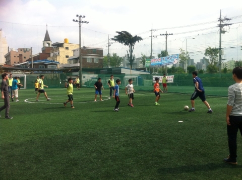 지역아동센터 아동들과 풋살 경기중인 사회복무요원들