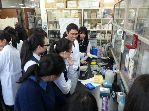 한국여성과학기술인지원센터(WISET) 호남제주권역사업단이  27일 광주지역 여고생들을 대상으로 진행한  Lab Tour 행사에 광주 지역 여고생 250명이 참가하는 등 높은 관심을 보였다.