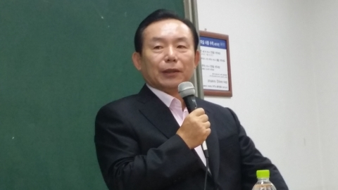 건국대 상경대학(학장 임천석)은 새누리당 최고위원인 이인제 국회의원을 초청, 29일 오전 교내 상허연구관에서 통일은 경제다를 주제로 특별 강연을 진행했다.