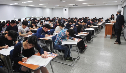 건국대는 27~28일 이틀간 치러진 2015학년도 신입학 수시모집  논술고사에서 자연계, 인문사회계I, 인문사회계II 논고사의 제시문을 대부분 고교 교과서에서 인용하고, 문제도 고교 교과 과정내에서 출제했다고 밝혔다.