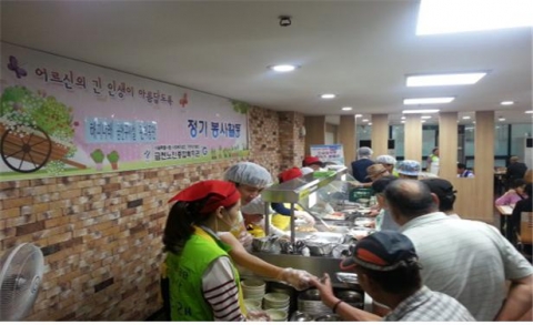 금천구시설관리공단 자원봉사단 해피나래가 금천노인복지관에서 배식봉사를 하고 있다